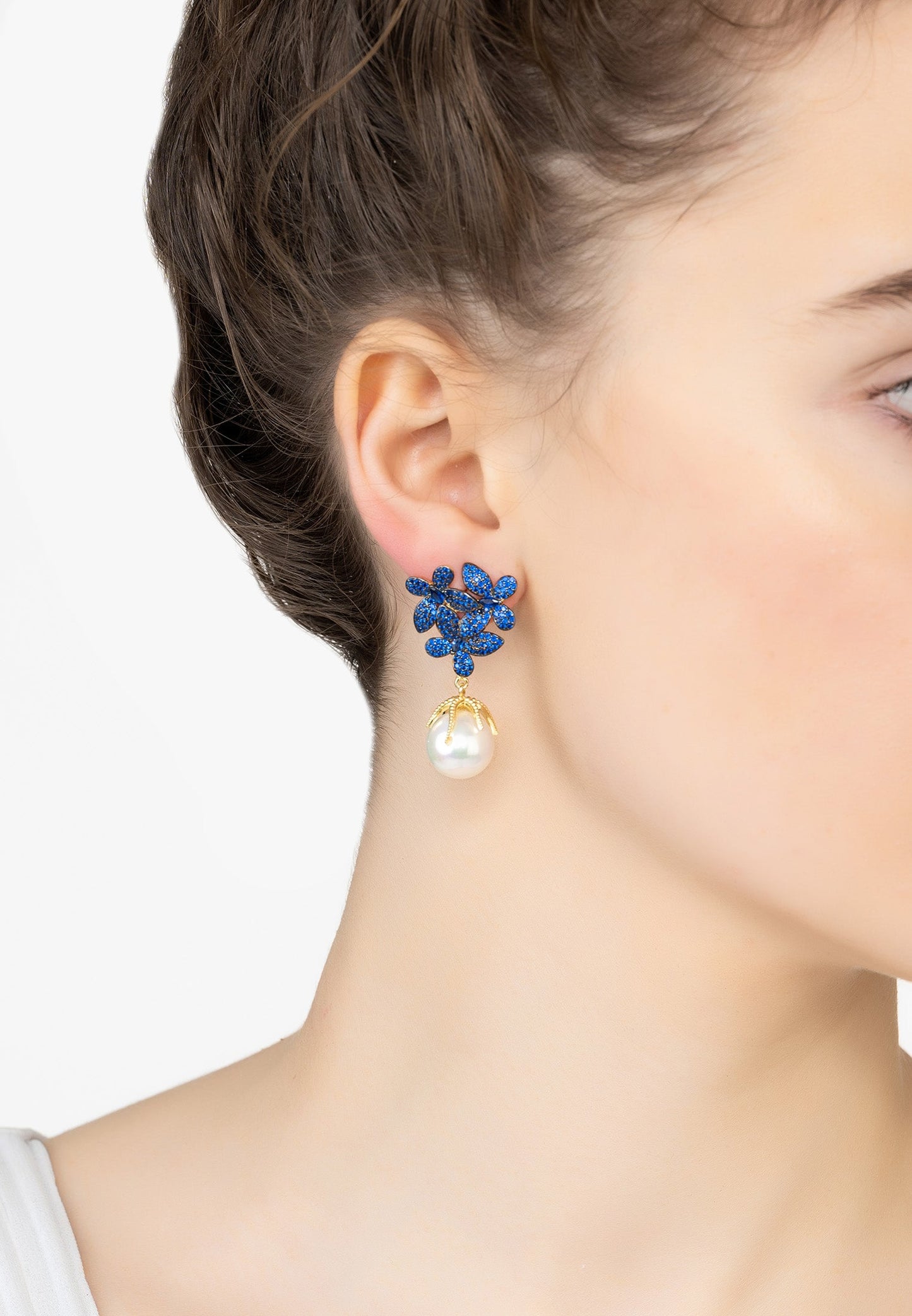 Floral elegance pearl earrings in blue