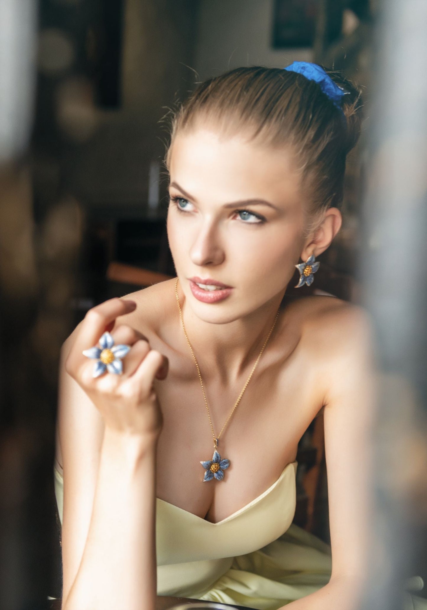 Pansy flower blue ring in gold