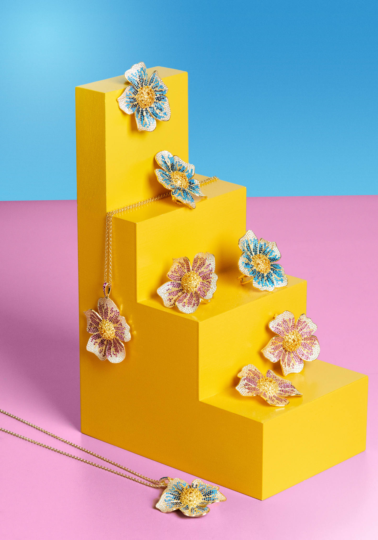 Pansy flower blue ring in gold